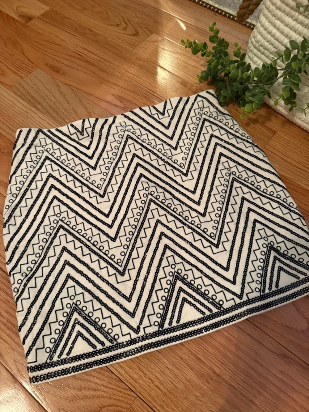 EXPRESS STRETCH PULL ON MINI SKIRT OFF WHITE WITH BLACK SEQUINS SIZE MEDIUM